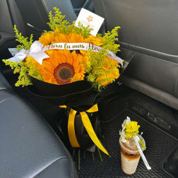 Ramo mixto de flores, café (caliente o helado) y listón personalizado