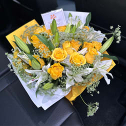 Rosas, lirios y Queen Anne's Lace