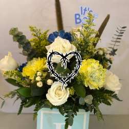 Bouquet of white and yellow roses in a blue box