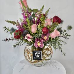 Pink and red mixed bouquet in a clear glass vase