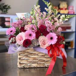 Canasta con rosas, gerberas, lisianthus y snapdragon en Bay Shore