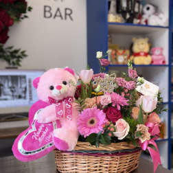 Canasta con mix de flores y peluche para mamá en Long Island New York