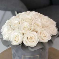 White rose bouquet in a gray hatbox