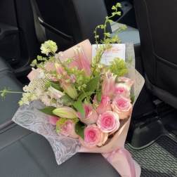 Ramo rosado de rosas y lirios