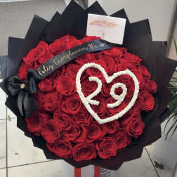 Ramo de 50 rosas con baby's breath y liston