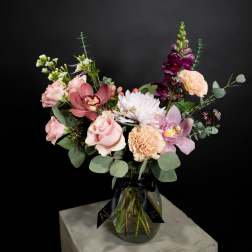 Pink and peach mixed bouquet in a glass vase