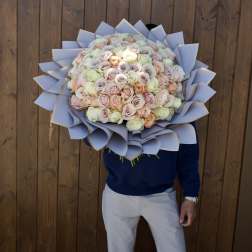 Dubai Wanderlust hand-tied bouquet