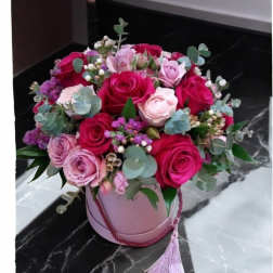 Pink and red rose bouquet in a round pink box
