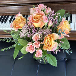 Bouquet of peach and pink roses in a glass vase