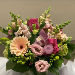 Mixed pink and peach bouquet in a glass vase