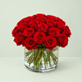 Bouquet of red roses in a clear glass vase