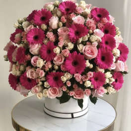 Fucsia Radiance Floral Box”.