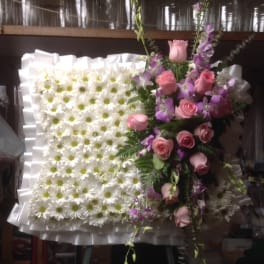 Standing floral tribute with white daisies and pink roses