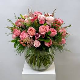 Pink rose bouquet in a clear glass vase