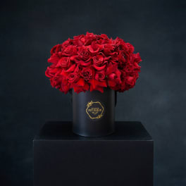 Red rose bouquet in a black hat box