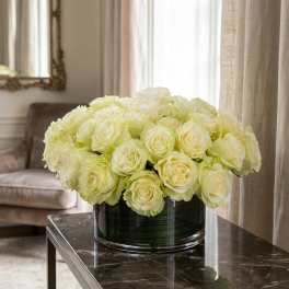 Round bouquet of pale yellow roses in a glass vase