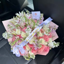 Ramo de 50 rosas, lirios y stock (incluye listón personalizado)