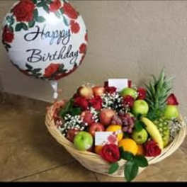 CANASTA DE FRUTAS CON ROSAS Y GLOBO