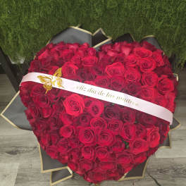 Corazon gigante de rosas rojas