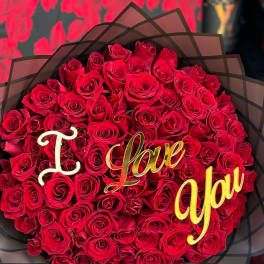 100 Red Roses: A Grand Declaration of Love