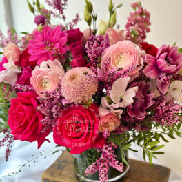 Pink and magenta mixed bouquet in a glass vase