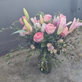 Beautiful arrangement with garden roses