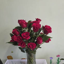 Bouquet of deep pink roses in a clear glass vase