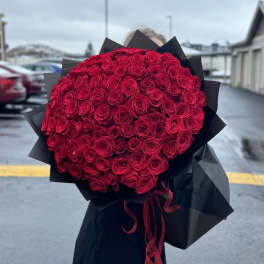 bouquet of 100 red roses for a marriage proposal