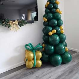 Balloon Christmas tree with gold star topper and gift-shaped balloon