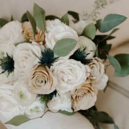 white and chocolate roses, Lisianthus with silver dollar equpalys
