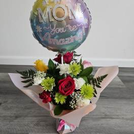 Bouquet of mixed roses and chrysanthemums with a MOM balloon
