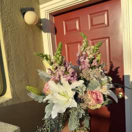 Handheld bouquet with white lilies and pink flowers