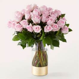 Bouquet of pale pink roses in a clear glass vase