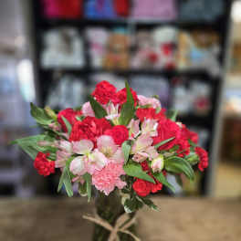 Bouquet of red and pink flowers in a glass vase