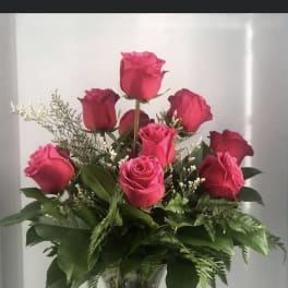Bouquet of pink roses in a clear glass vase