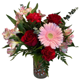 Bouquet of pink and red flowers in a clear vase