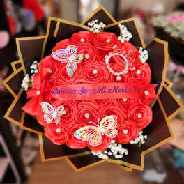 Red rose bouquet with butterflies and a ribbon reading "Quieres Ser Mi Novia?"
