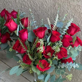 Bouquet of red roses in a clear glass vase