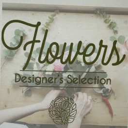 Flower shop sign with the words "Flowers Designer's Selection"