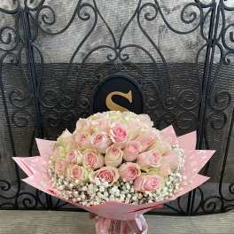Baby pink Roses With Baby Breath In Design Paper