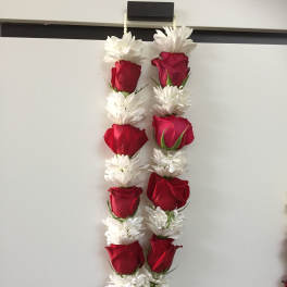 Hanging garland of red roses and white daisies