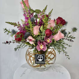 Pink and red mixed bouquet in a clear glass vase