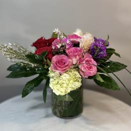 Mixed bouquet of pink and red roses in a glass vase