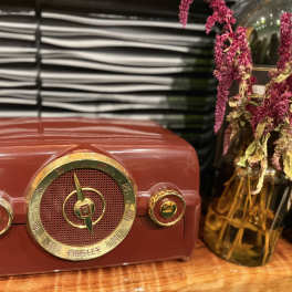 1950’s Crosley “Color Radio” Bakelite Tube Table Radio (Model No: 10-138) – Maroon
