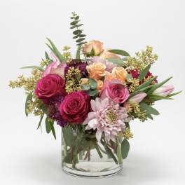 Mixed pink and peach bouquet in a clear glass vase