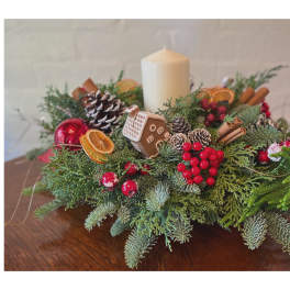 Round Centerpiece w/ candle- red & white