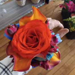 Handheld bouquet with a red rose and orange calla lilies