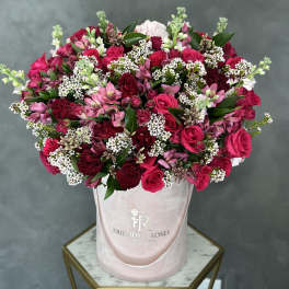 Pink and red rose bouquet in a blush hatbox