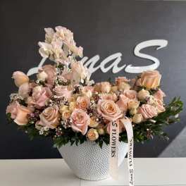 Blush roses and sweet peas in a white textured vase
