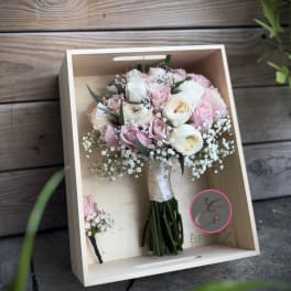 Pink and white rose bouquet in a wooden box
